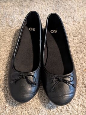 SO Black Leather Ballet Flats with Bow Accent. Girls Size 5.